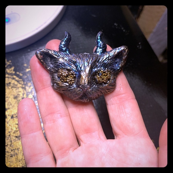 Handmade resin Kat had hair clips - Picture 2 of 6